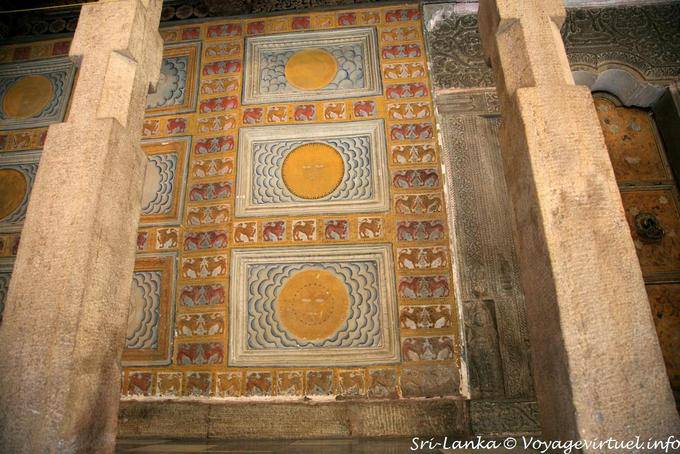 Decoração da parede do templo principal, Dalada Maligawa, Kandy - Ceilão Sri Lanca