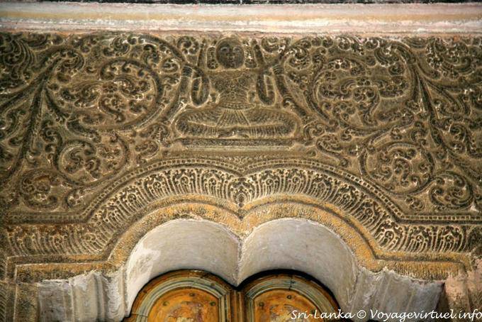 Bas-relief acima de uma porta do santuário, piso térreo do Tooth Relic Câmara, Kandy - Ceilão Sri Lanca