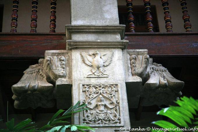 Coluna de pedra apoiar a Casa da Relic, Dalada Maligawa, Kandy - Ceilão Sri Lanca