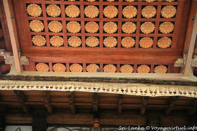 Teto decorado com flores de lótus em estuque, Sri Dalada Maligawa, Kandy - Ceilão Sri Lanca