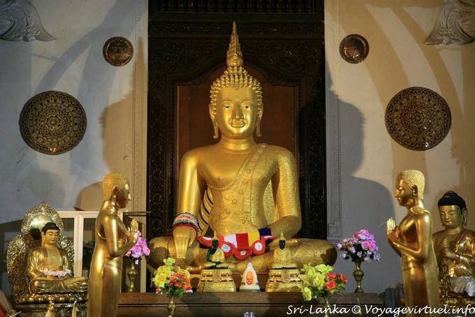 Ouro postura Buddha Tomando a terra para testemunhar, Templo do dente, Kandy - Ceilão Sri Lanca