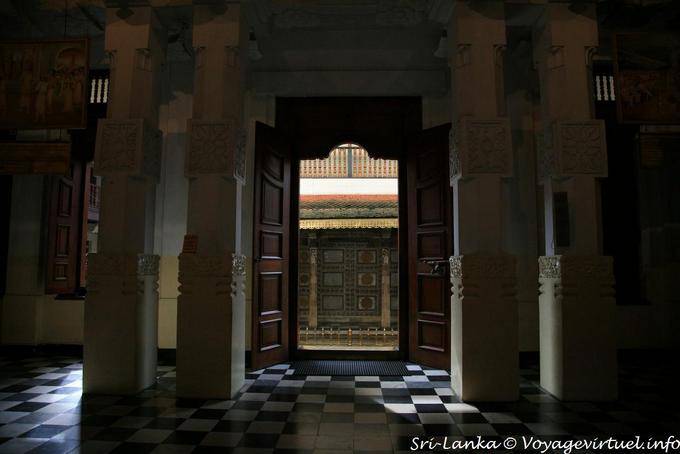 Colunas e porta de saída do novo templo, Dalada Maligawa, Kandy - Ceilão Sri Lanca