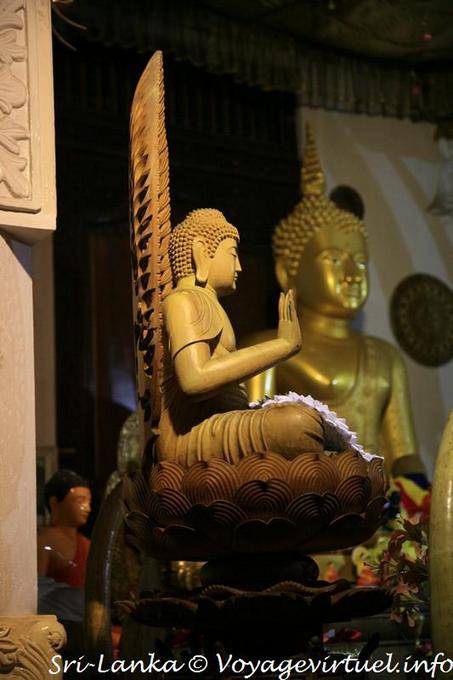 Buddha no assento de flor de lótus e pasta cobra, Novo Templo, Dalada Maligawa, Kandy - Ceilão Sri Lanca