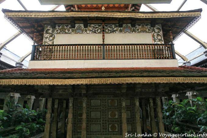 O retrovisor exterior do antigo Templo do Dente na estrutura de Ouro Canopy, Kandy - Ceilão Sri Lanca
