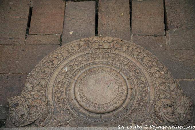 Moonstone Moonstone ou uma entrada para o templo principal, Dalada Maligawa, Kandy - Ceilão Sri Lanca