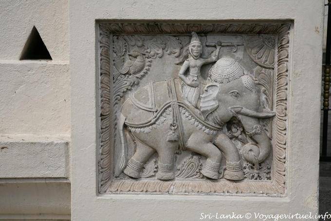 Rei sobre escultura de elefante de uma entrada rua lateral para a cidade sagrada de Kandy - Ceilão Sri Lanca
