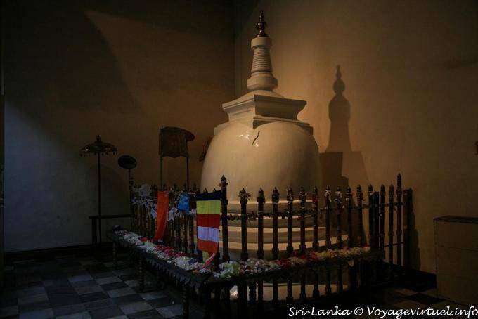 Pequeno stupa, ou dagoba interior do Tooth Relic Templo Sagrado do Kandy - Ceilão Sri Lanca