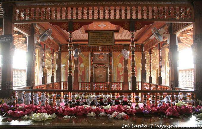Flores do altar na sala do dente, Kandy - Ceilão Sri Lanca