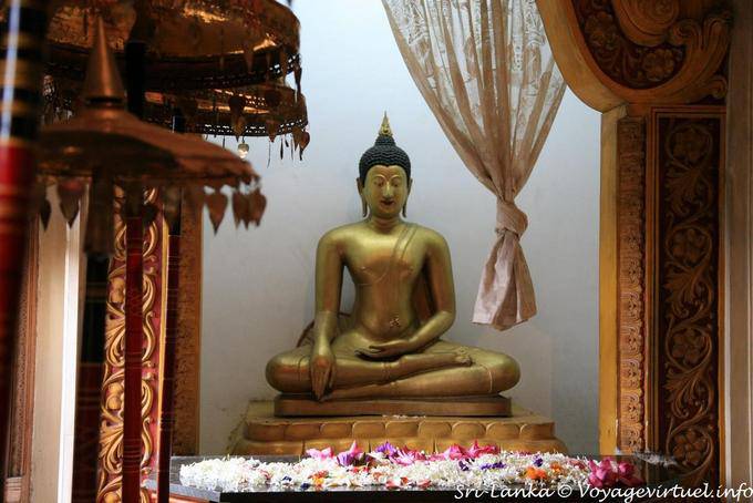 Pequeno altar no santuário, Dalada Maligawa, Kandy - Ceilão Sri Lanca