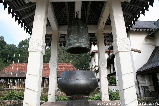 Sino de bronze, ao lado do Salão de Audiências, Dalada Maligawa, Kandy - Ceilão Sri Lanca