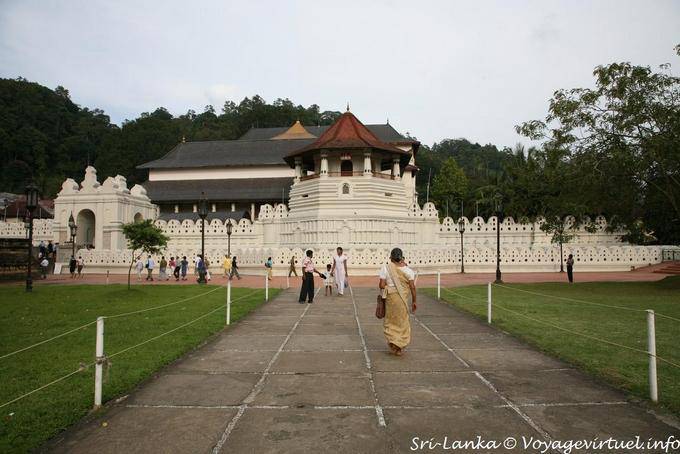 Sri Dalada Maligawa vista do jardim, Kandy - Ceilão Sri Lanca