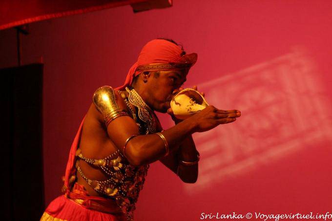 Usando a concha como instrumento de vento, Kandy - Ceilão Sri Lanca
