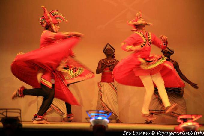 Dança quase acrobática trajes vermelhos, Kandy - Ceilão Sri Lanca