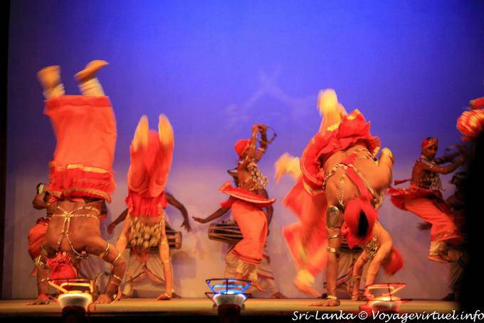 Bunda sobre a cabeça para o show, Kandy - Ceilão Sri Lanca