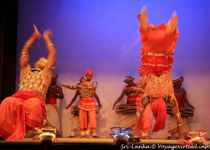 Dançarinos acrobáticos no palco, Kandy - Ceilão Sri Lanca