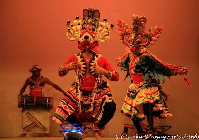 Dança planícies que usa máscaras impressionantes, Kandy - Ceilão Sri Lanca