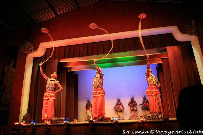 Juggler com placas no fim de varetas flexíveis, Kandy - Ceilão Sri Lanca