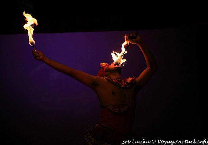 O engolidor de fogo e tochas, Kandy - Ceilão Sri Lanca