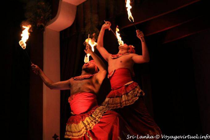 Forrado com cuspidores de fogo, malabaristas chamas, Kandy - Ceilão Sri Lanca