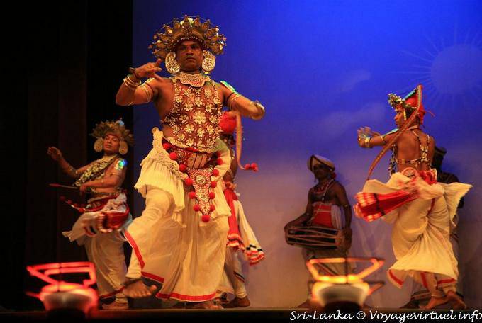 Dança ritual em honra dos deuses Kohomba, Kandy - Ceilão Sri Lanca