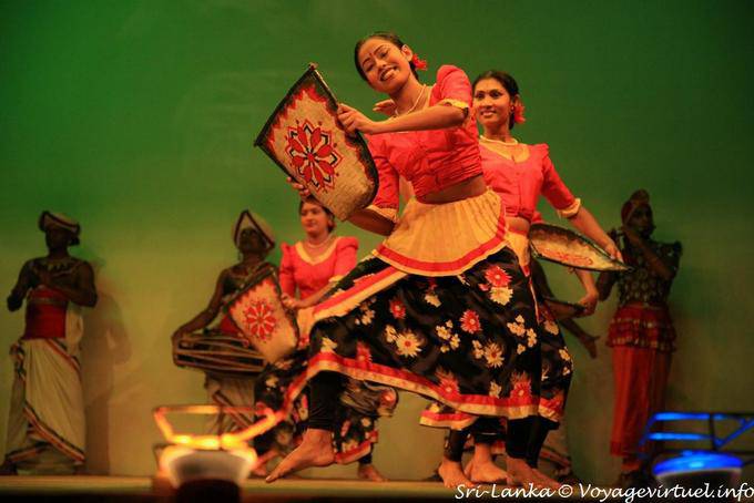 Sorria para Goyam käpīma (dança da colheita), Kandy - Ceilão Sri Lanca