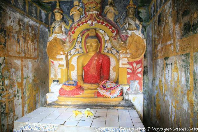 Estátua de Buda sentado em Gadaladeniya Viharaya, Kandy - Ceilão Sri Lanca