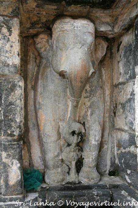 Pedra do elefante em apoio ao dagoba, Gadaladeniya Temple, Kandy - Ceilão Sri Lanca