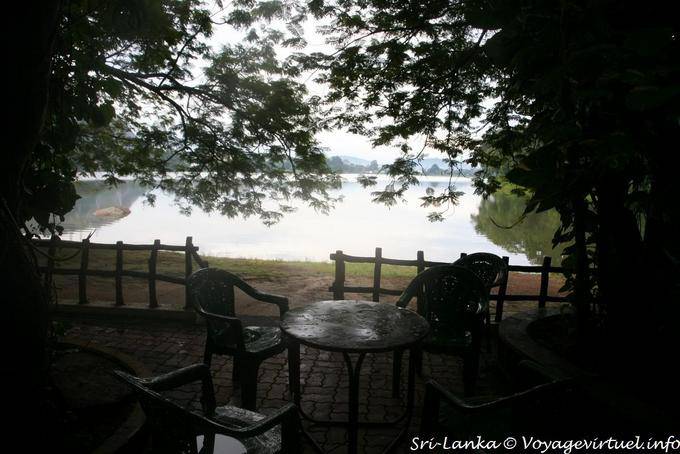 Café da manhã, às margens do lago Kurunegala, North Western Province - Ceilão Sri Lanca