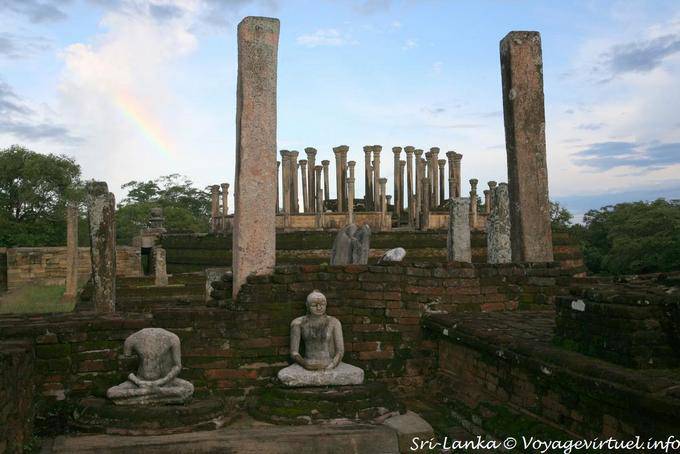 Ruínas de meditadores de tijolos e Budas ao pé da Medirigiriya - Ceilão Sri Lanca