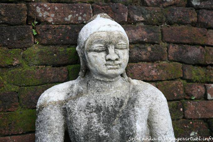 Granito Buddha busto na frente de uma parede de tijolos, Medirigiriya - Ceilão Sri Lanca