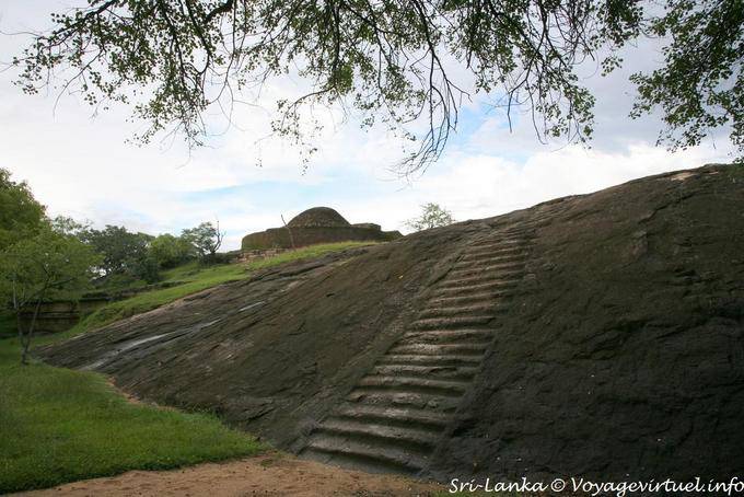 O acesso ao stupa em frente ao vatadagaya, Medirigiriya - Ceilão Sri Lanca