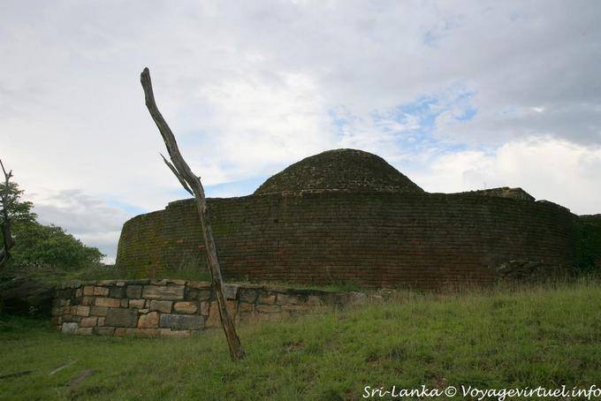 O edifício mais antigo stupa Thuparama no site, Medirigiriya - Ceilão Sri Lanca