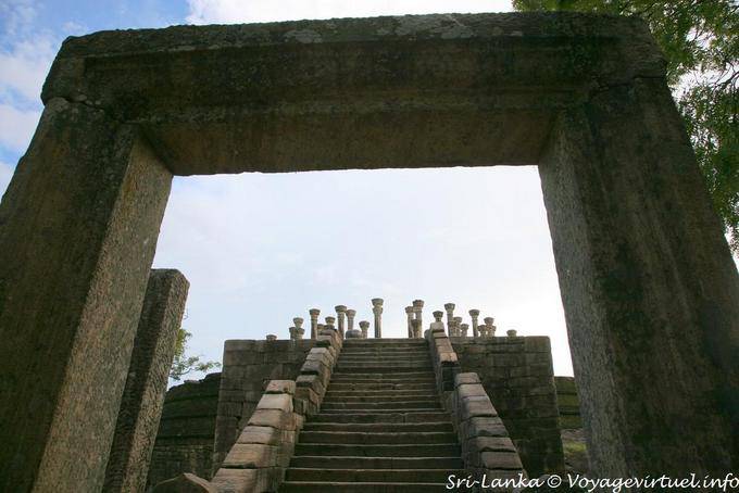 A escadaria monumental que conduz ao santuário, Medirigiriya - Ceilão Sri Lanca