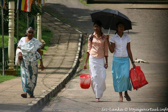 Passantes uma rua em Nalanda - Ceilão Sri Lanca