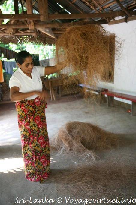 A fibra de coco ou casca é usada para fazer escovas, tapetes ... Nalanda - Ceilão Sri Lanca