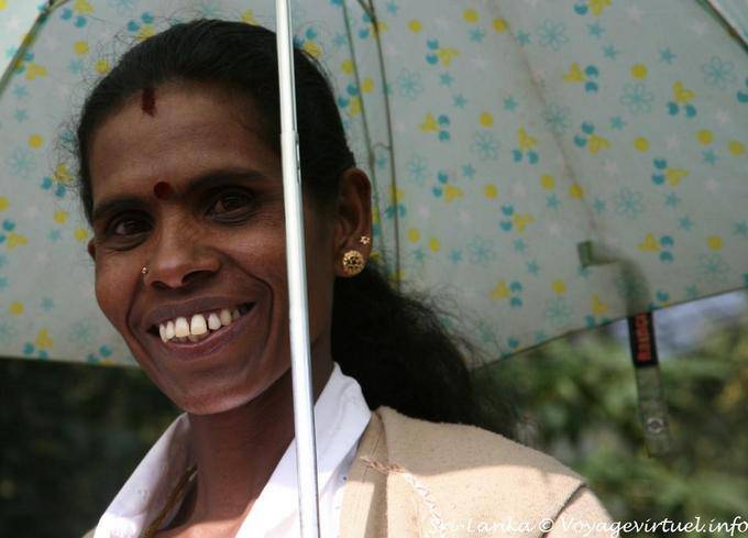 Sorriso brilhante Sri Lanka sob o guarda-chuva, Nuwara Eliya - Ceilão Sri Lanca