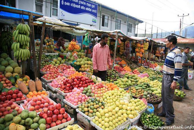 Bancas de frutas coloridas no mercado em Nuwara Eliya - Ceilão Sri Lanca