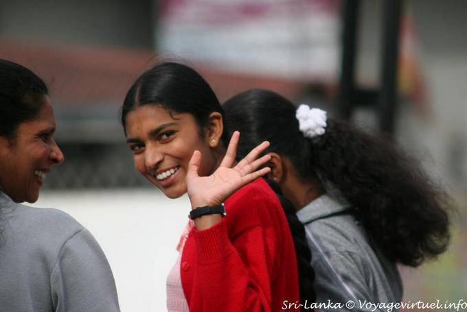 Gesto amigável de uma menina na rua, Nuwara Eliya - Ceilão Sri Lanca
