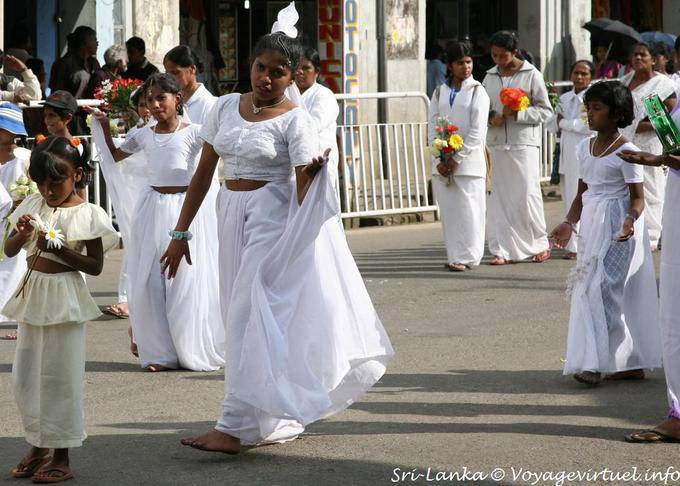 Vestido branco e procissão descalça em Nuwara Eliya, - Ceilão Sri Lanca