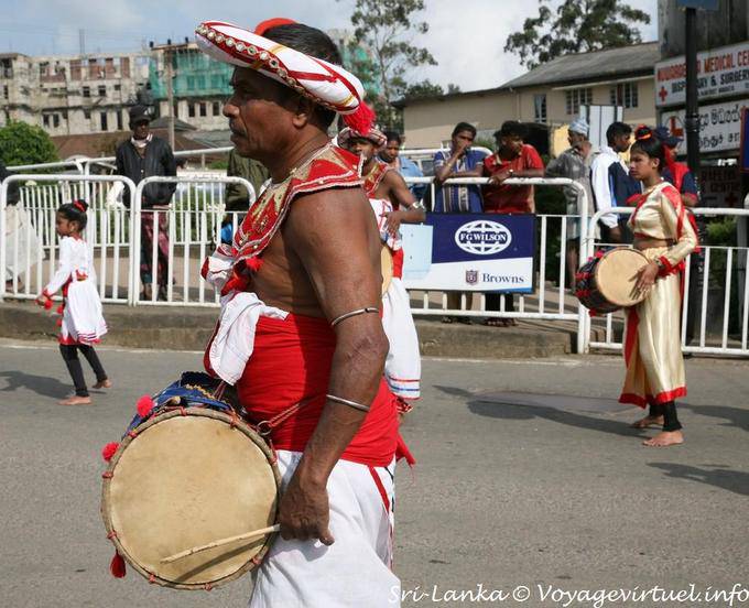 Perfil de um jogador Daula, tambor, Procissão Nuwara Eliya - Ceilão Sri Lanca