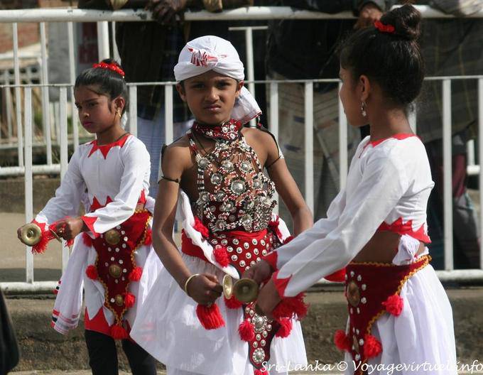 Crianças que jogam na pantêruva sino, Nuwara Eliya - Ceilão Sri Lanca