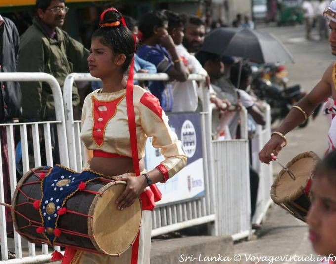 Mulher nova com parada tambor em Nuwara Eliya - Ceilão Sri Lanca