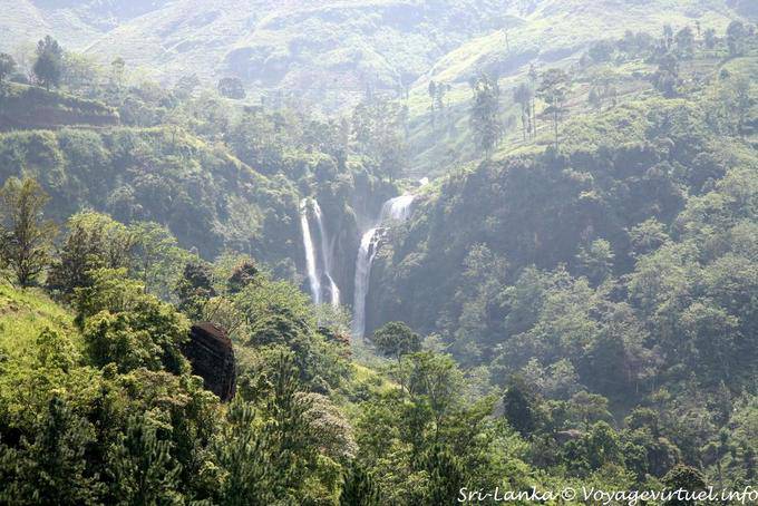 Vista da cachoeira enevoada Ramboda - Ceilão Sri Lanca