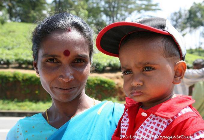 Face da mulher com seu filho, Tea Road, Nuwara Eliya - Ceilão Sri Lanca