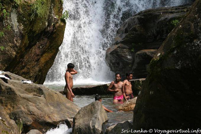Nadar na cachoeira para Ramboda Falls, PBC Highway, planícies Horton - Ceilão Sri Lanca