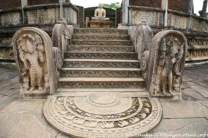 Uma das quatro entradas Vatadage, Polonnaruwa - Ceilão Sri Lanca