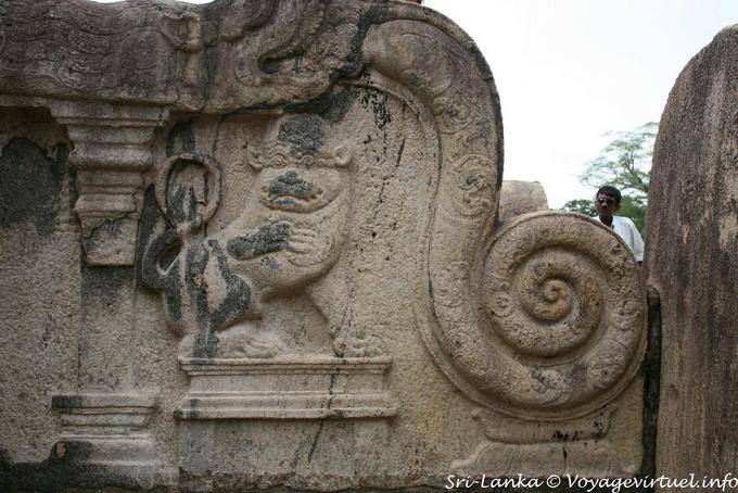 Leão engraçado no corrimão de Vatadage Temple, Polonnaruwa - Ceilão Sri Lanca