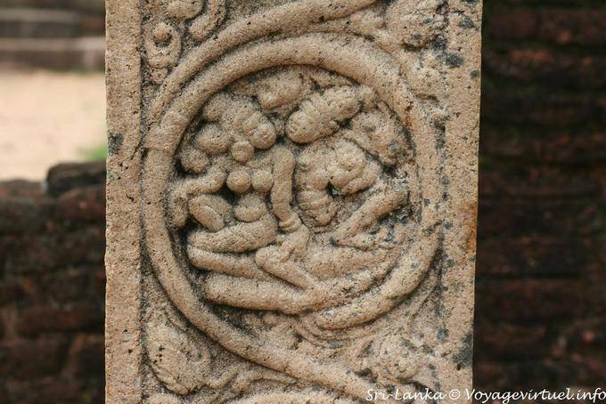 Detalhe de uma coluna de Atadage, Polonnaruwa - Ceilão Sri Lanca