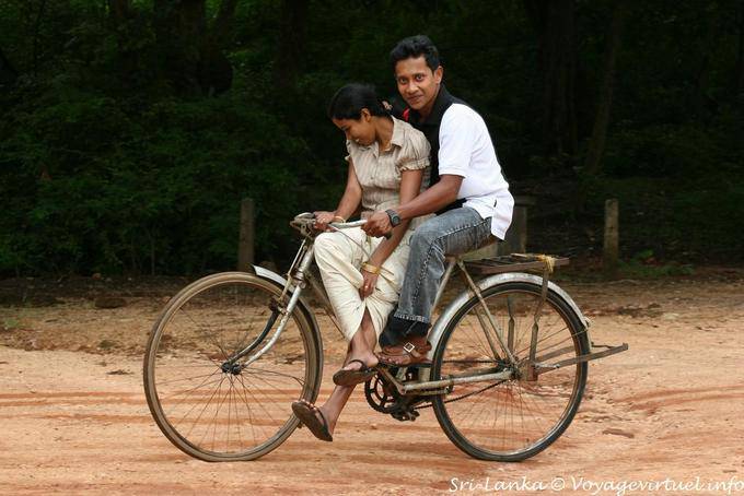 Pares de bicicletas do Sri Lanka no site de Polonnaruwa - Ceilão Sri Lanca