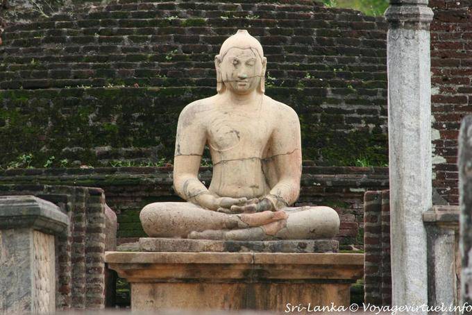 Buddha lotus na frente do stupa dentro do Vatadage, Polonnaruwa - Ceilão Sri Lanca